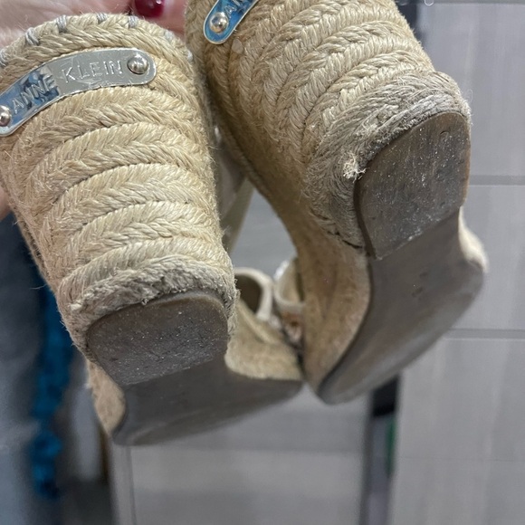 Anne Klein size 71/2 very comfortable still have life - Picture 3 of 9